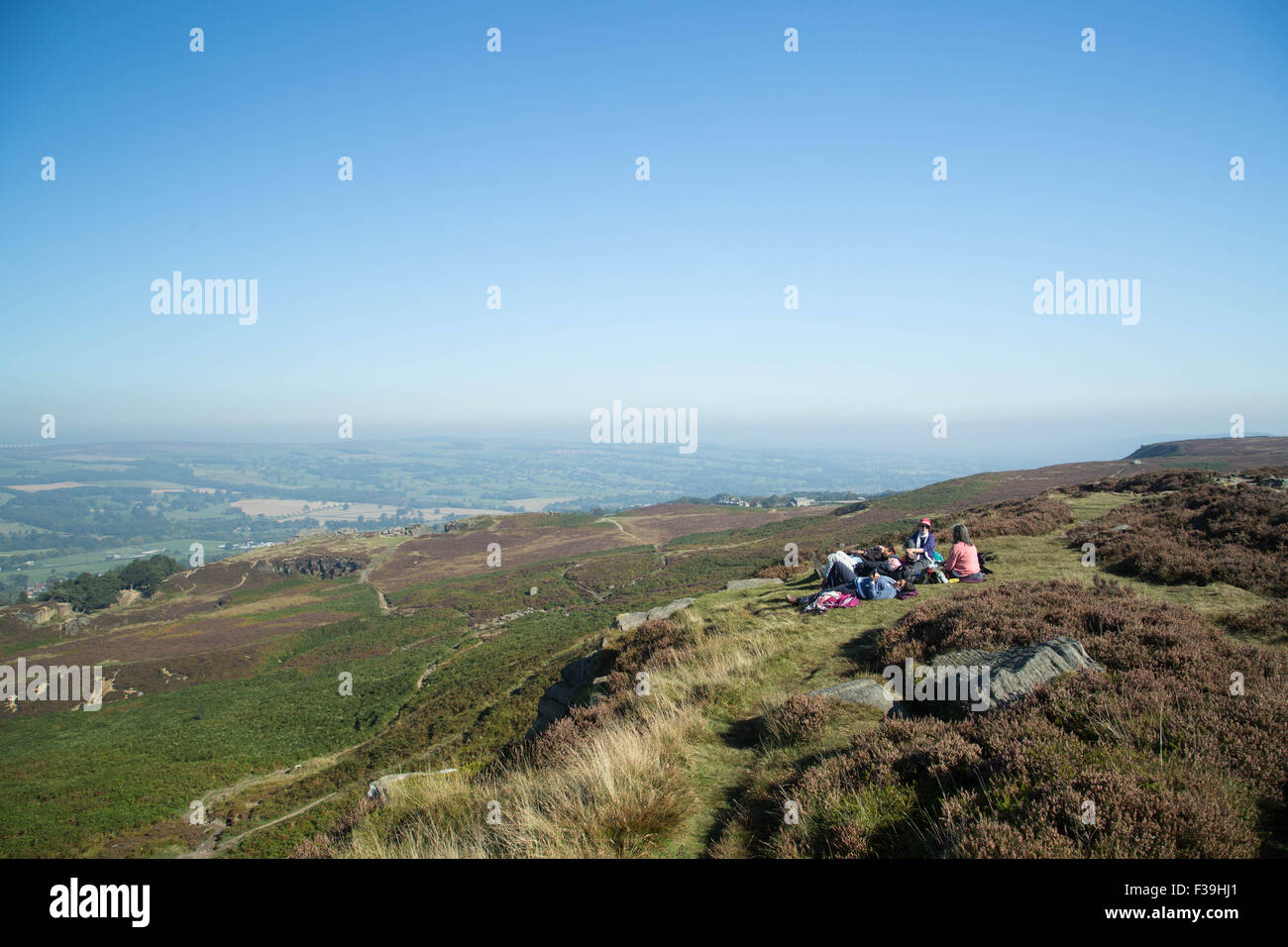 Ilkley Moor dans le West Yorkshire, au Royaume-Uni. 2 octobre 2015. Météo France : Day trippers profiter du magnifique soleil d'automne et une vue fantastique sur le dessus d'Ilkley Moor dans le West Yorkshire, au Royaume-Uni. 2 octobre 2015. Forecaster ont prédit que le pays est de profiter d'un derniers jours de printemps chaud, comme la météo, avant que les choses commencent à tourner et orageux humide de la semaine prochaine. Crédit : Ian Hinchliffe/Alamy Live News Banque D'Images