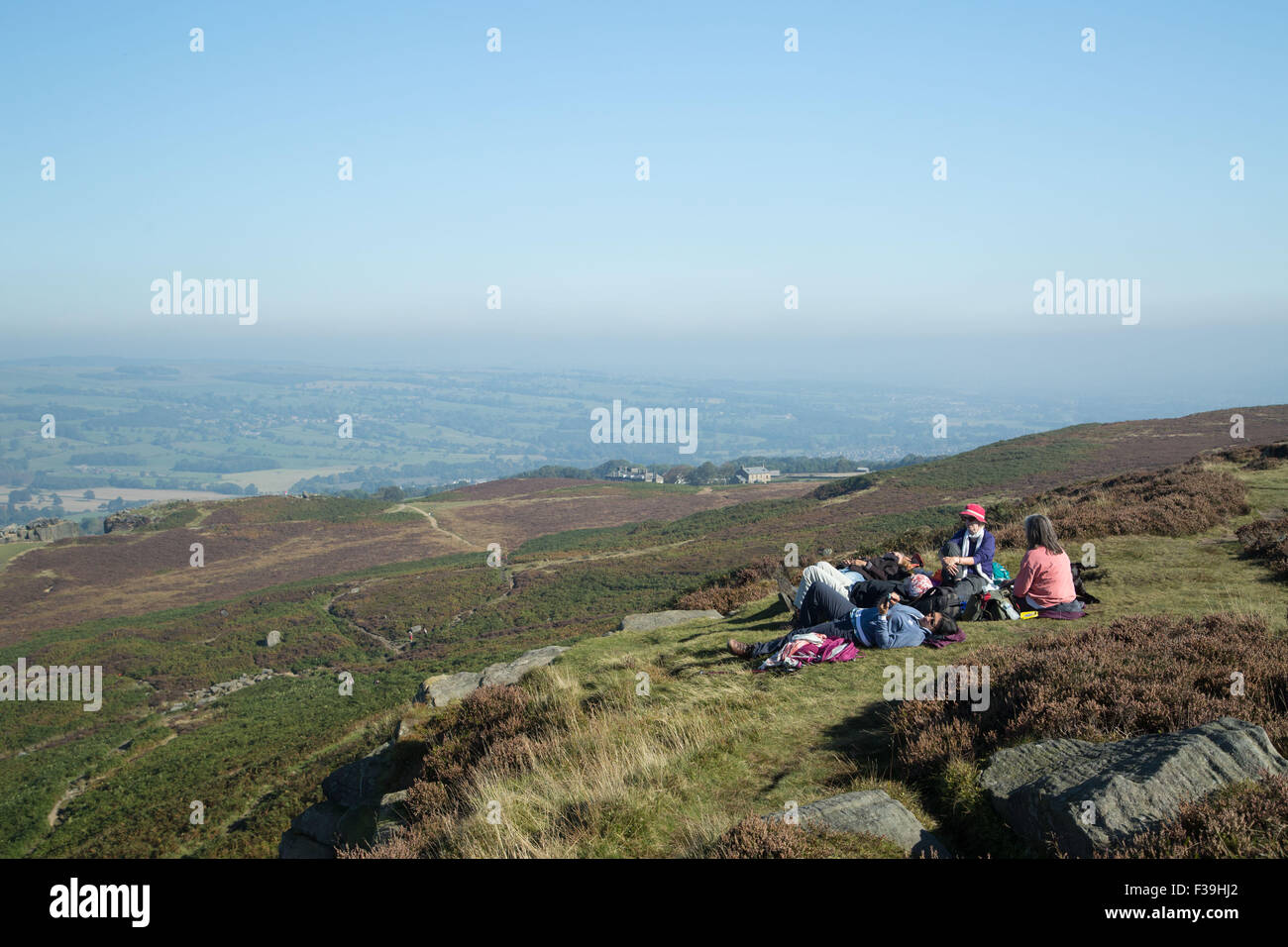 Ilkley Moor dans le West Yorkshire, au Royaume-Uni. 2 octobre 2015. Météo France : Day trippers profiter du magnifique soleil d'automne et une vue fantastique sur le dessus d'Ilkley Moor dans le West Yorkshire, au Royaume-Uni. 2 octobre 2015. Forecaster ont prédit que le pays est de profiter d'un derniers jours de printemps chaud, comme la météo, avant que les choses commencent à tourner et orageux humide de la semaine prochaine. Crédit : Ian Hinchliffe/Alamy Live News Banque D'Images