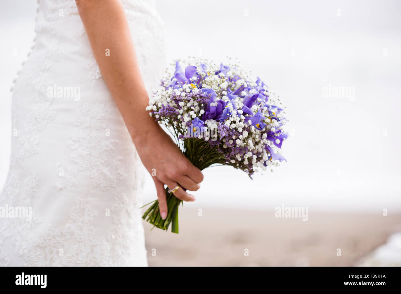 Close-up of a bride holding a bouquet of flowers Banque D'Images