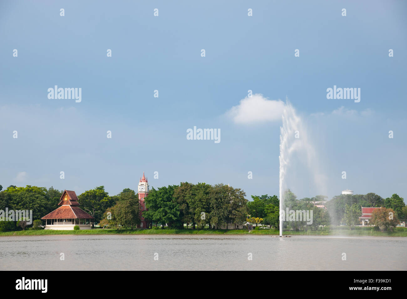 Bâtiments le long du lac du temple de Wat Yansangwararam (Wat Yan) près de Pattaya en Thaïlande. Banque D'Images