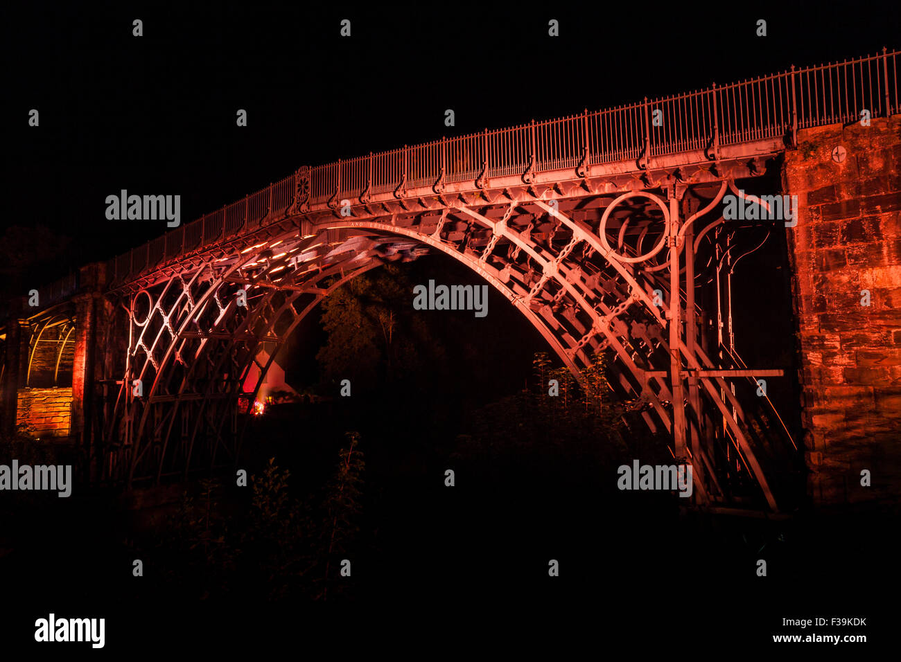 Le pont métallique à Ironbridge, traversant la rivière Severn près de Telford, Shropshire, Angleterre, illuminé la nuit Banque D'Images