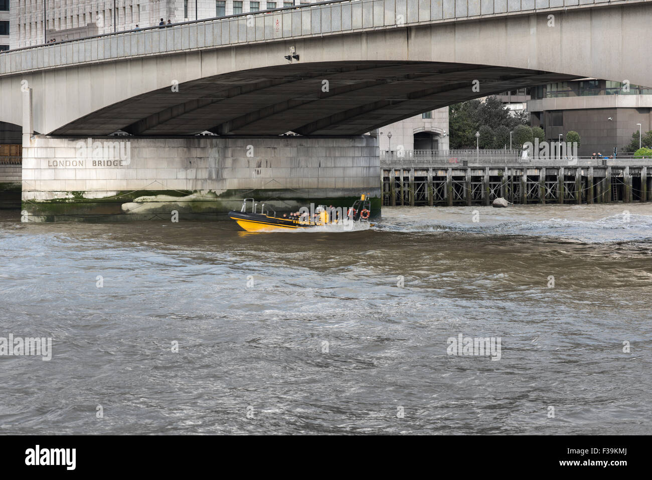 London Bridge, l'un des bâtiments emblématiques de cette ligne les rives de la Tamise à Londres, la capitale de l'Angleterre. Banque D'Images