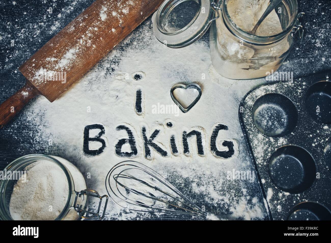 J'aime la cuisson écrit dans la farine sur une table Banque D'Images