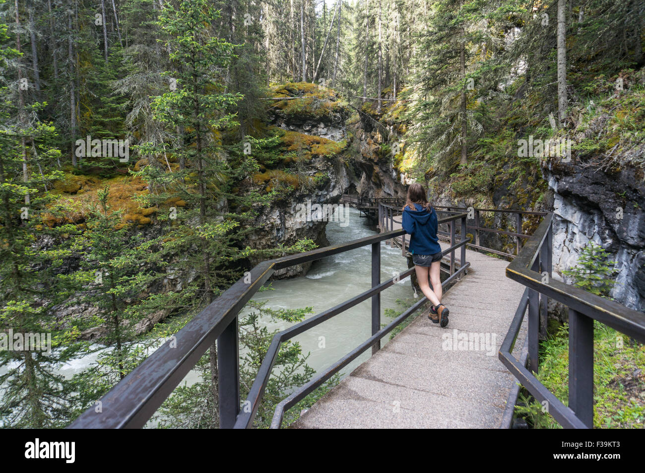 Girl standing on walkway à Johnston Canyon, le parc national Banff, Rocheuses canadiennes, l'Alberta, Canada Banque D'Images