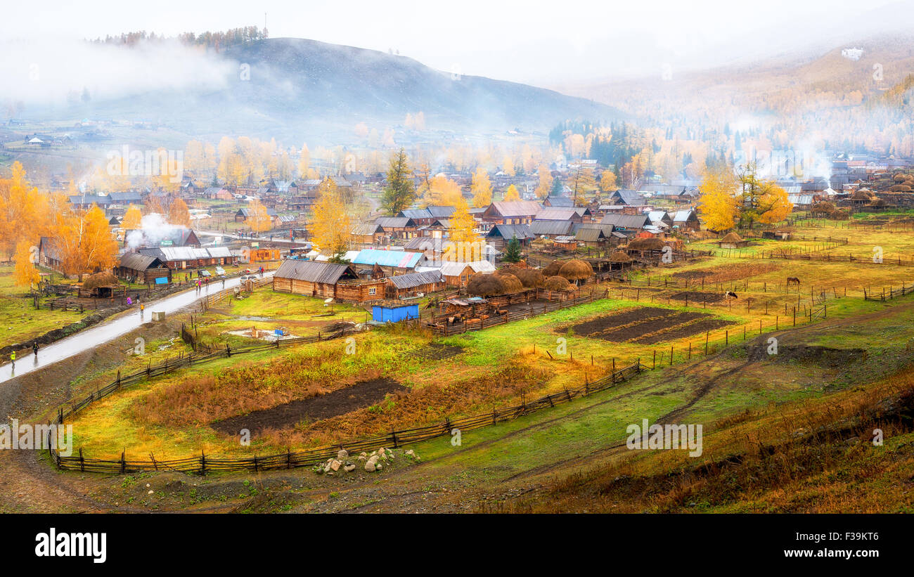 En automne village Baihaba, Xinjiang, Chine Banque D'Images