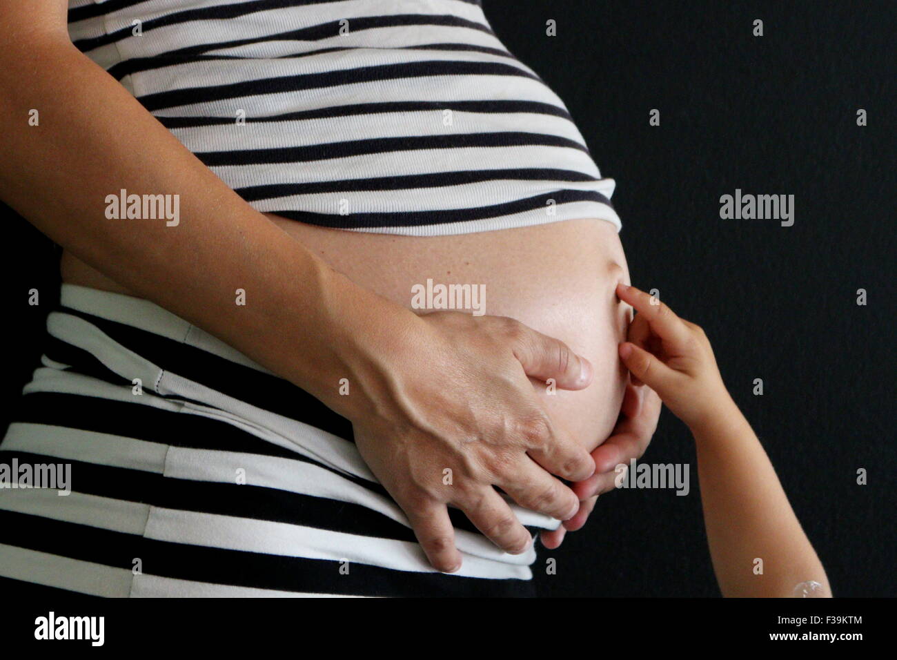 Femme Enceinte Tenant Son Ventre Et Son Bebe De Toucher Son Nombril Photo Stock Alamy Femme Enceinte Tenant Son Ventre Et Son Bebe De Toucher Son Nombril Photo Stock Alamy