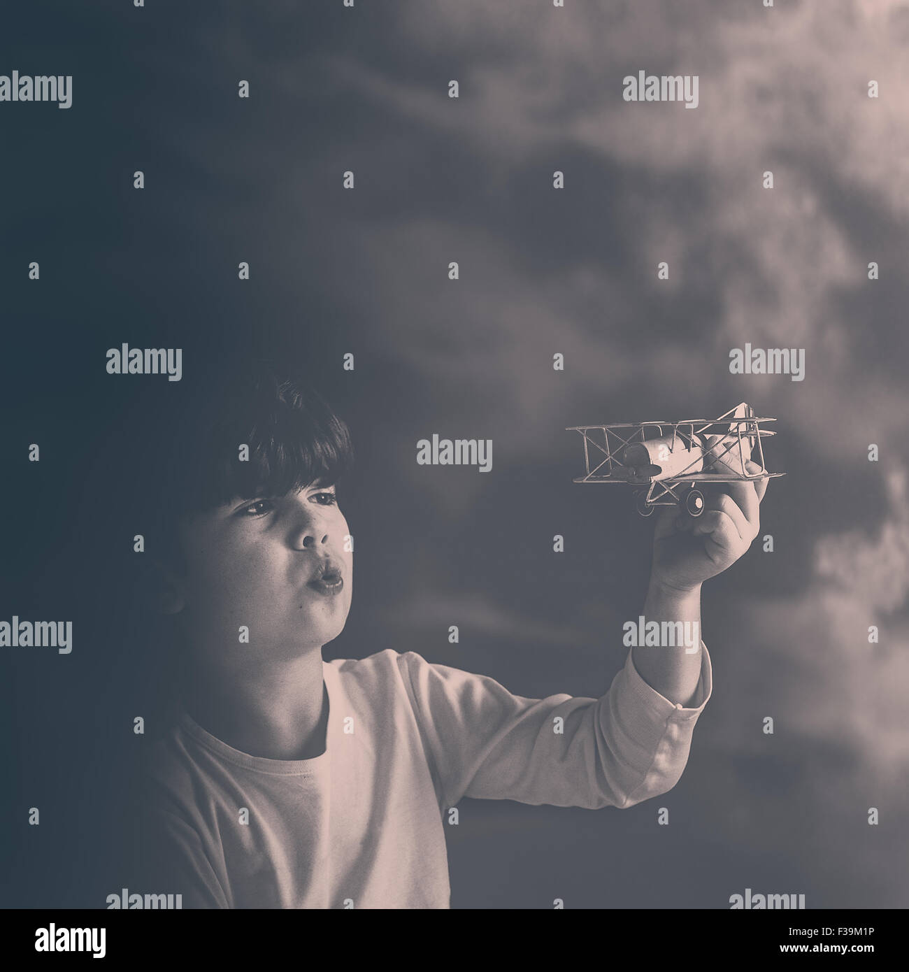 Portrait of a boy playing with toy plane Banque D'Images