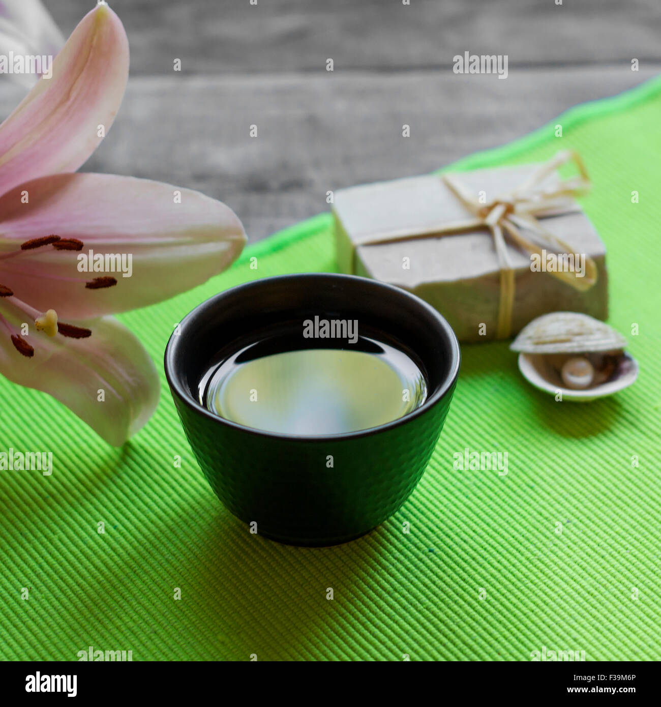 Tasse de thé asiatique et spa settings sur planche de bois, Close up Banque D'Images