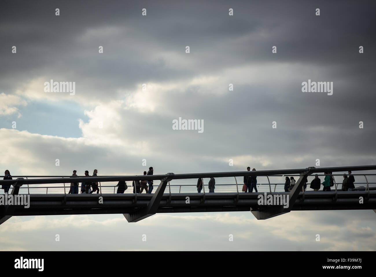 Millennium Bridge, Londres, l'un des bâtiments emblématiques de cette ligne les rives de la Tamise à Londres. Banque D'Images
