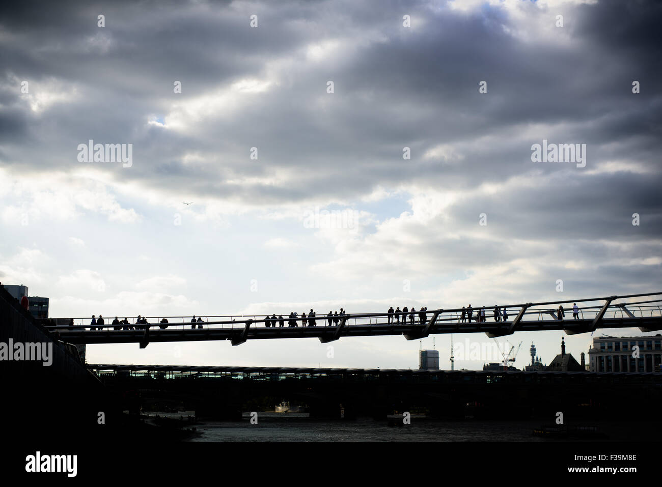 Millennium Bridge, Londres, l'un des bâtiments emblématiques de cette ligne les rives de la Tamise à Londres. Banque D'Images