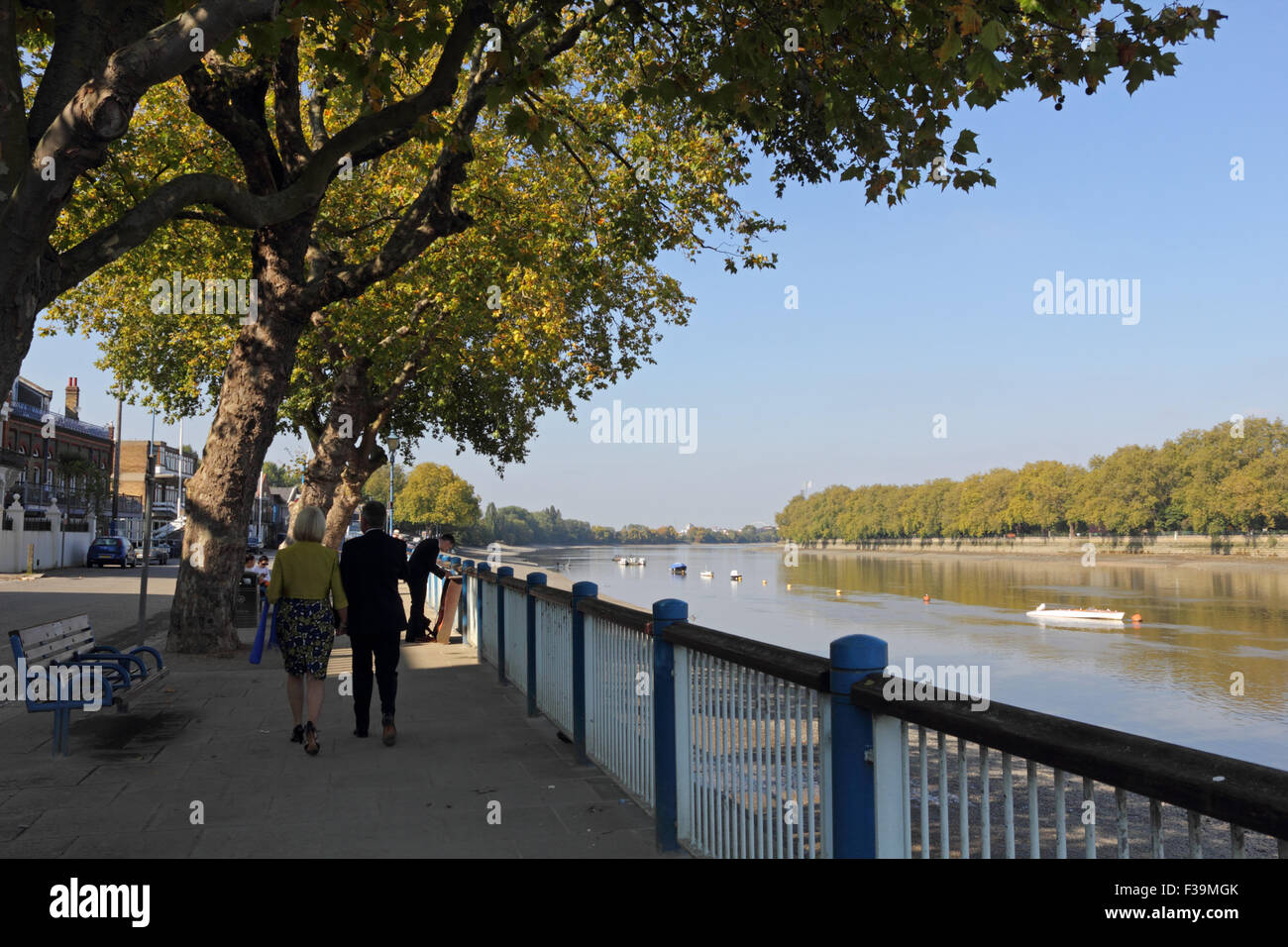 Putney, SW London, Royaume-Uni. 2 octobre, 2015. Une autre belle journée ensoleillée sur la Tamise à Putney, un accueil chaleureux avec des températures atteignant 18 degrés. Credit : Julia Gavin UK/Alamy Live News Banque D'Images