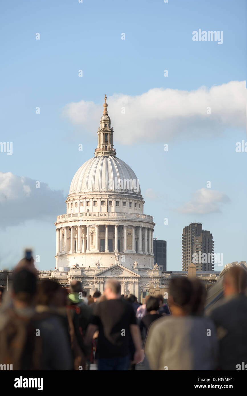 La Cathédrale St Paul, à Londres, l'un des bâtiments emblématiques de cette ligne les rives de la Tamise à Londres. Banque D'Images