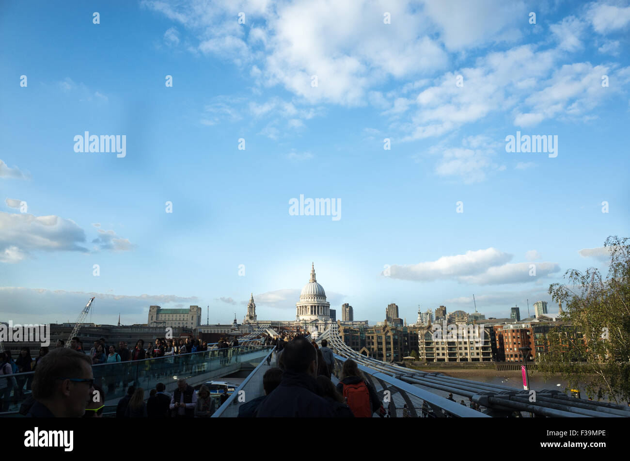 La Cathédrale St Paul, à Londres, l'un des bâtiments emblématiques de cette ligne les rives de la Tamise à Londres. Banque D'Images