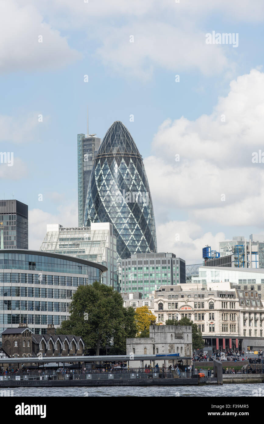Gherkin, Londres, l'un des bâtiments emblématiques près des rives de la Tamise à Londres, la capitale de l'Angleterre. Banque D'Images