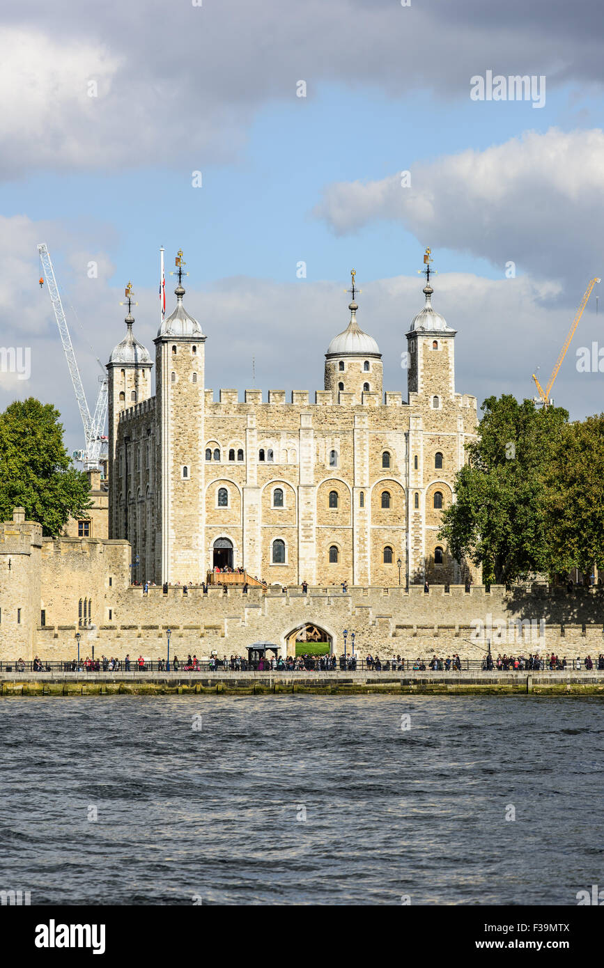 Tour de Londres, l'un des bâtiments emblématiques de cette ligne les rives de la Tamise à Londres, la capitale de l'Angleterre. Banque D'Images