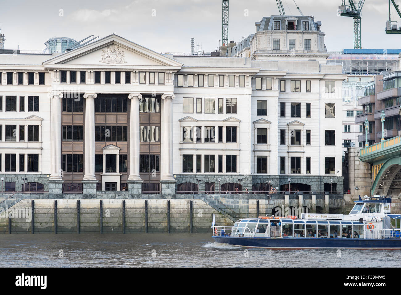 Vintner's Place, London, l'un des bâtiments emblématiques de cette ligne les rives de la Tamise à Londres, la capitale de l'Angleterre. Banque D'Images