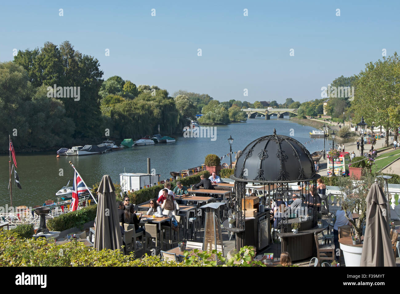 Diners en plein air et à l'alcool le lanceur et le piano à Richmond, Surrey, Angleterre, donnant sur la tamise Banque D'Images