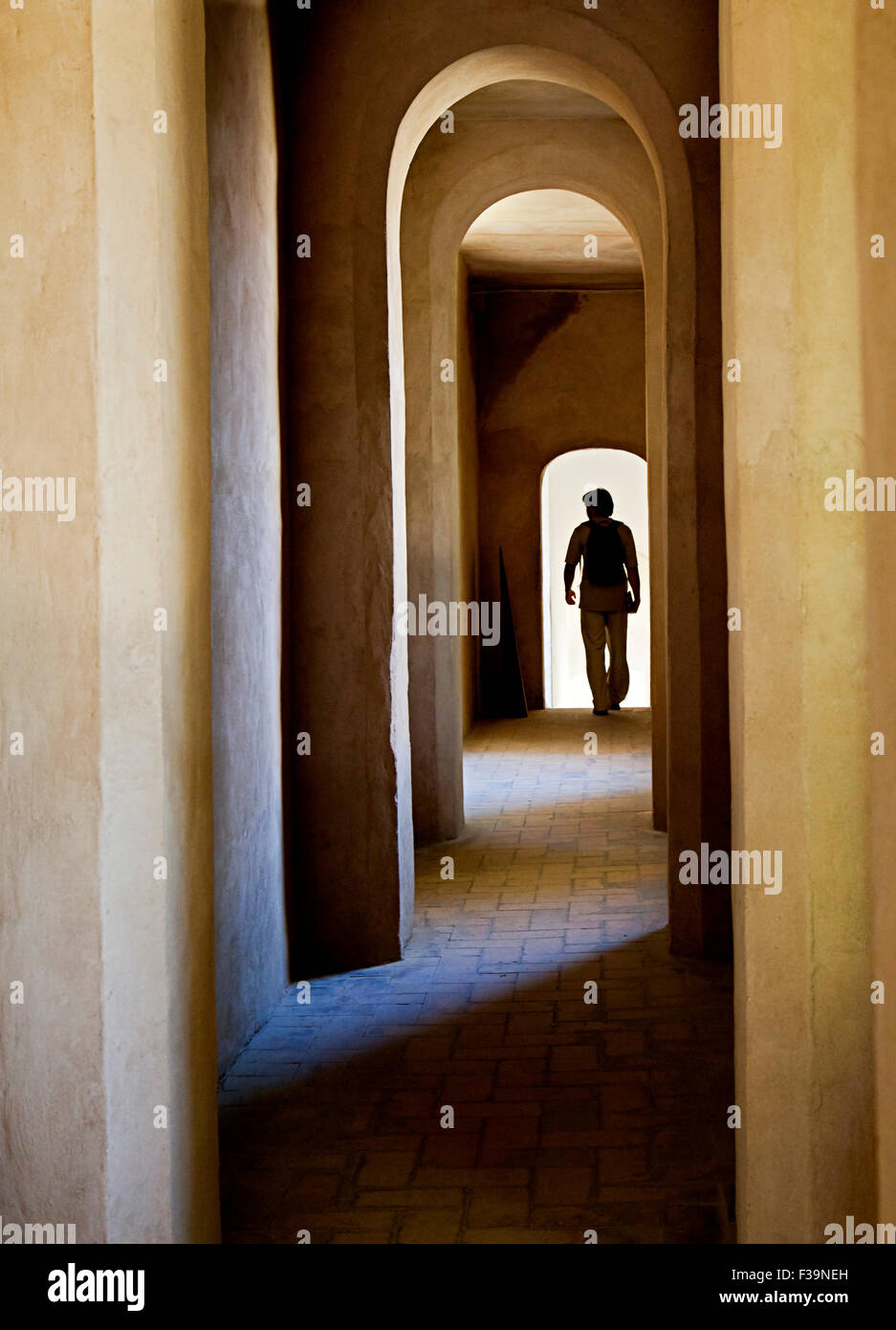 Passage voûté dans un château médiéval en Espagne et une silhouette d'un touristiques Banque D'Images