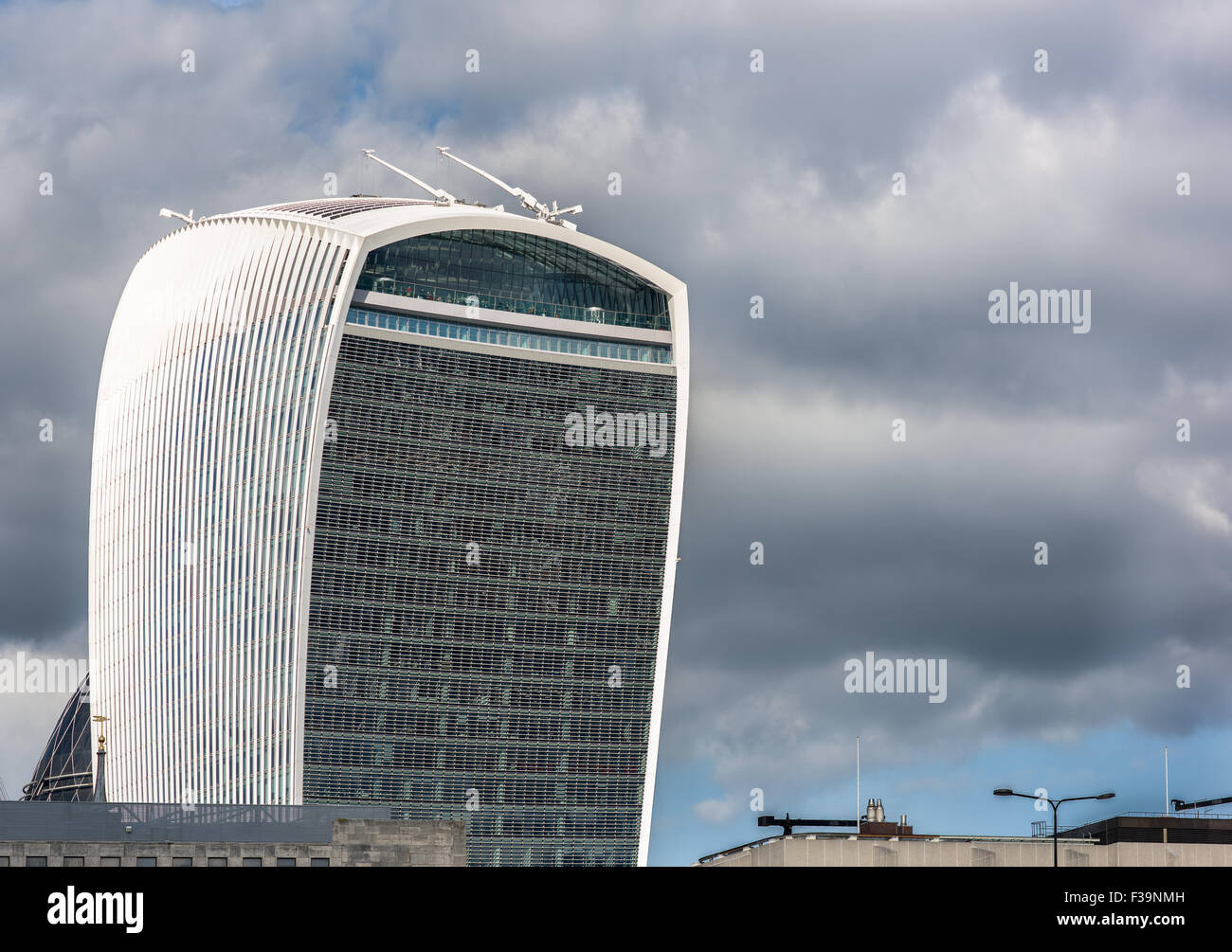 Le talkie walkie- building, à côté de London Bridge, l'un des nouveaux bâtiments emblématiques qui longent les rives de la Tamise. Banque D'Images