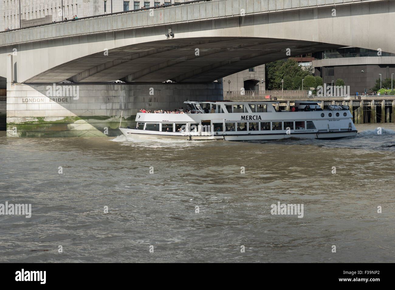 London Bridge, l'un des bâtiments emblématiques de cette ligne les rives de la Tamise à Londres, la capitale de l'Angleterre. Banque D'Images