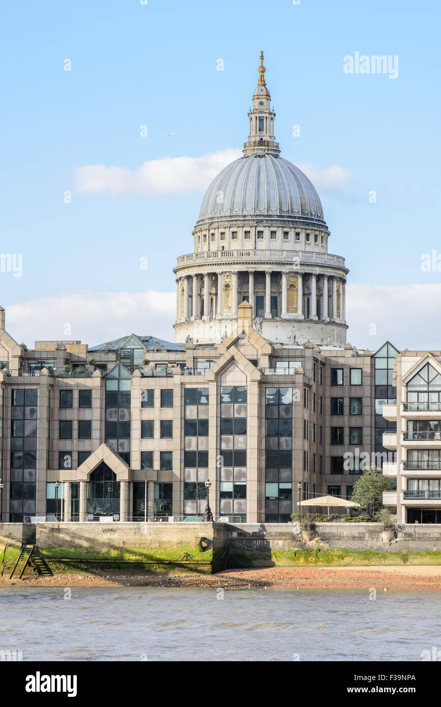 La Cathédrale St Paul, à Londres, l'un des bâtiments emblématiques de cette ligne les rives de la Tamise à Londres. Banque D'Images