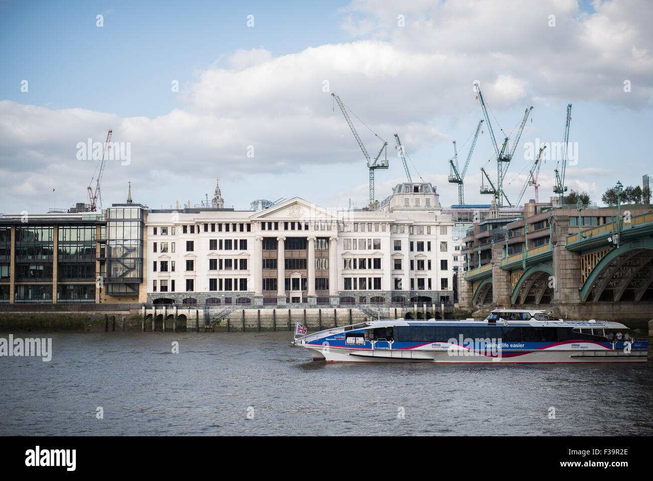 Vintner's Place, London, l'un des bâtiments emblématiques de cette ligne les rives de la Tamise à Londres, la capitale de l'Angleterre. Banque D'Images
