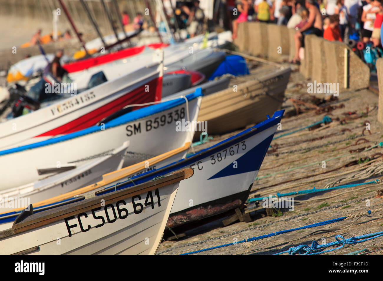 Bateaux dans Etretat, Seine-Maritime, Haute-Normandie, France Banque D'Images