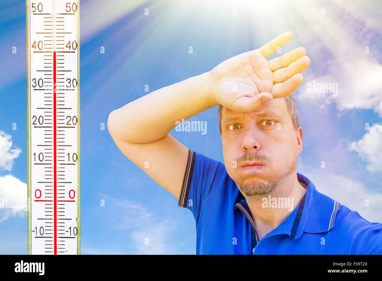 L'homme avec la main sur la tête sur une journée très chaude Banque D'Images