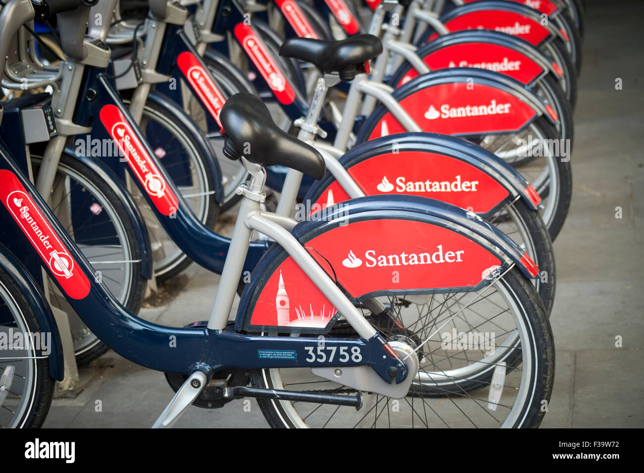 Santander Location de vélo Boris Vélos à une station d'accueil, Londres, Banque D'Images