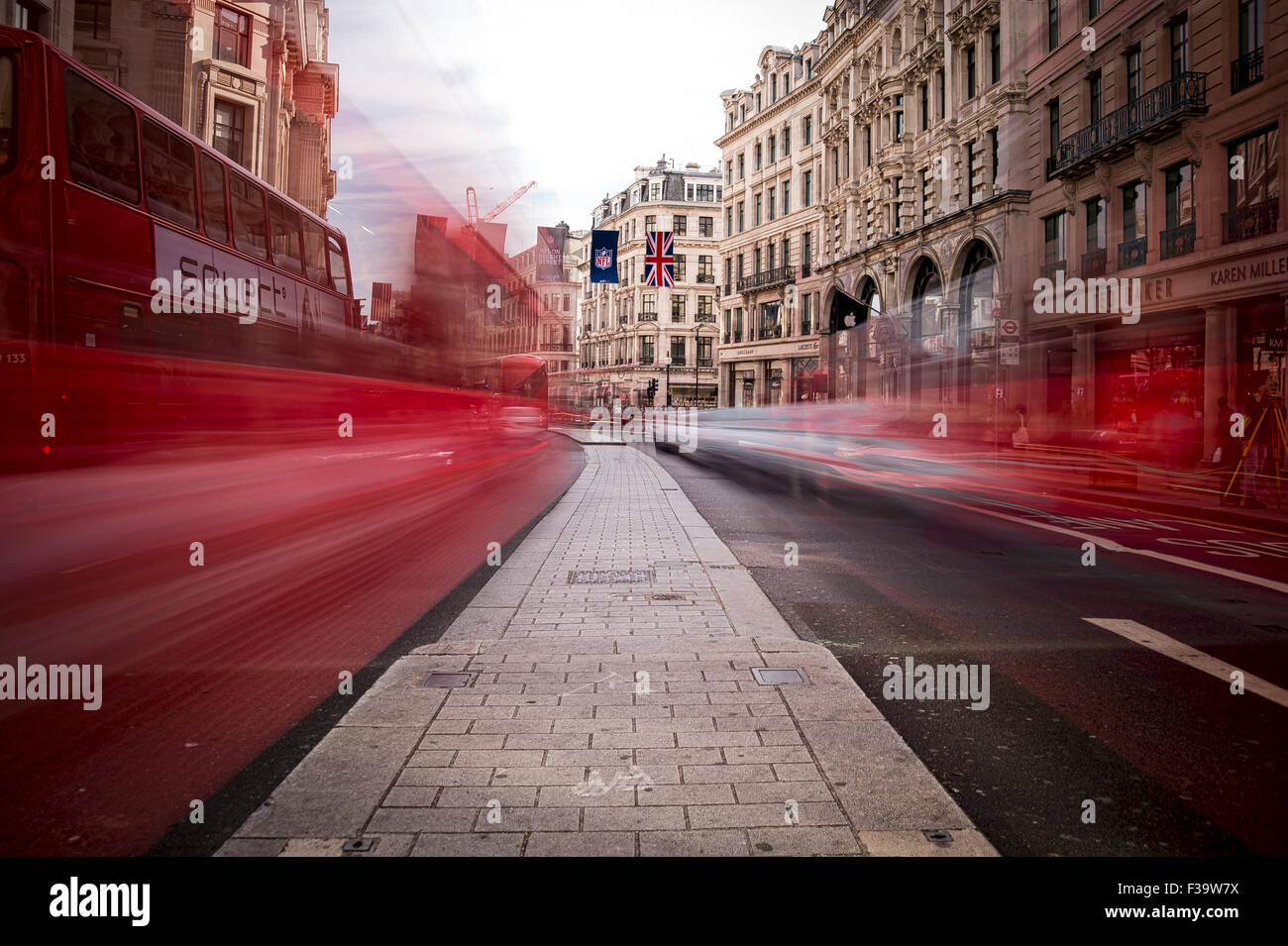 Regent Street à Londres avec blur de trafic. HDR. Banque D'Images