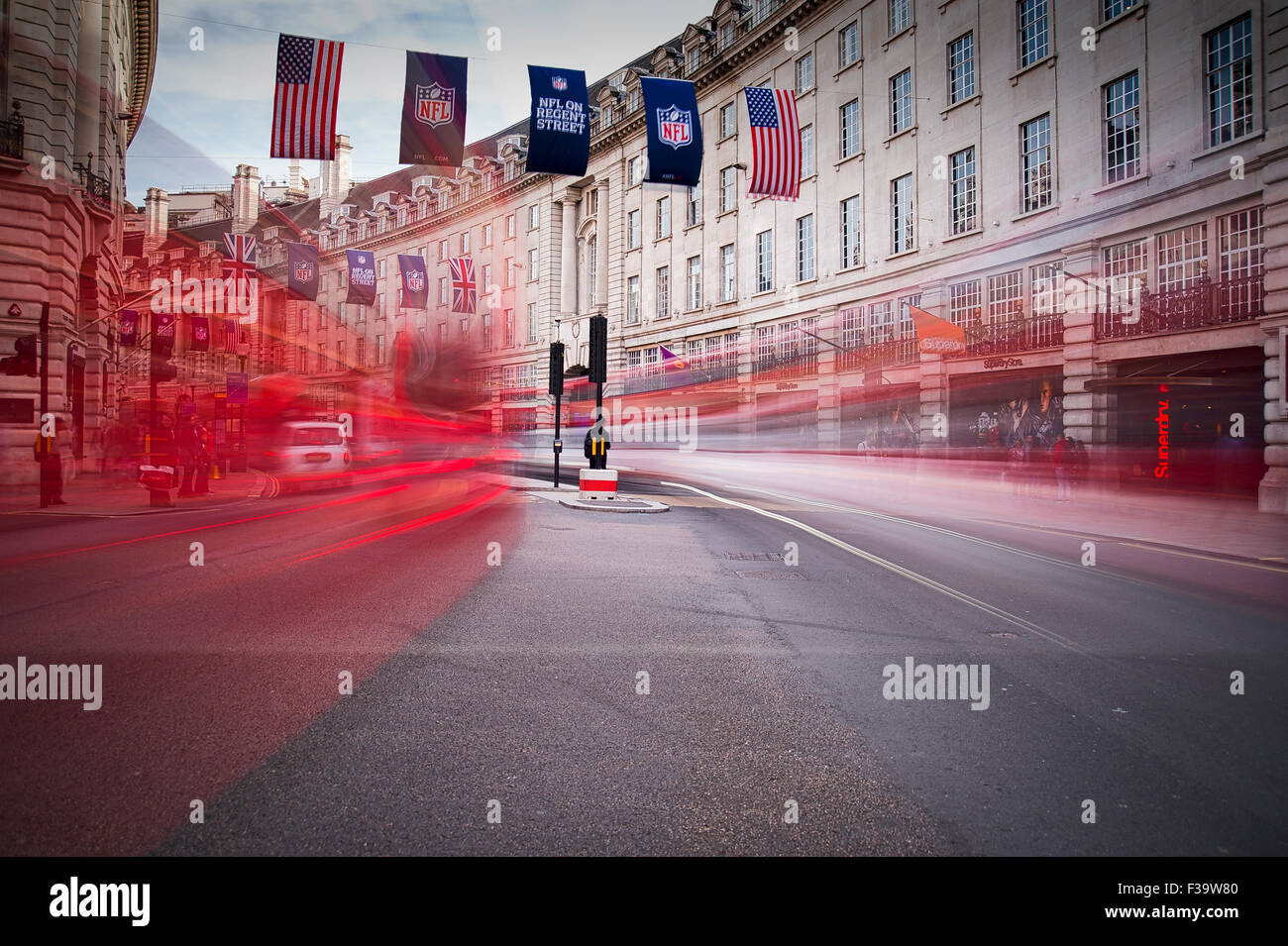 Regent Street à Londres avec blur de trafic. HDR. Banque D'Images