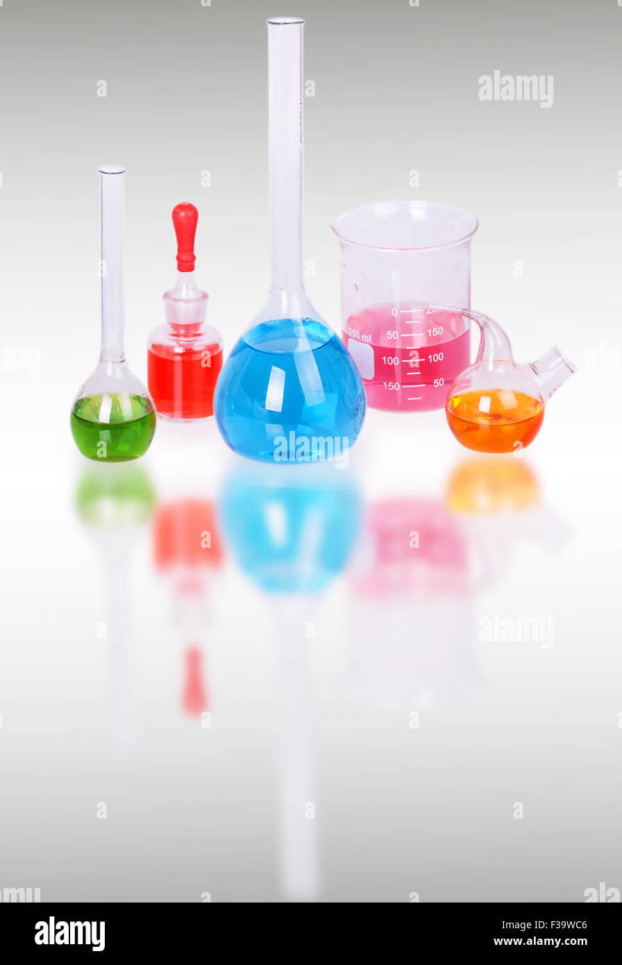 Verrerie de laboratoire sur fond gris Banque D'Images