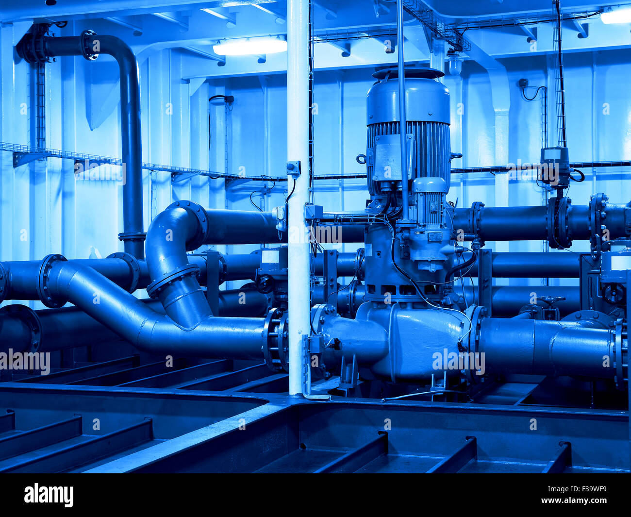 Pompe à eau électrique industriel et tuyaux - concept de l'industrie. Banque D'Images