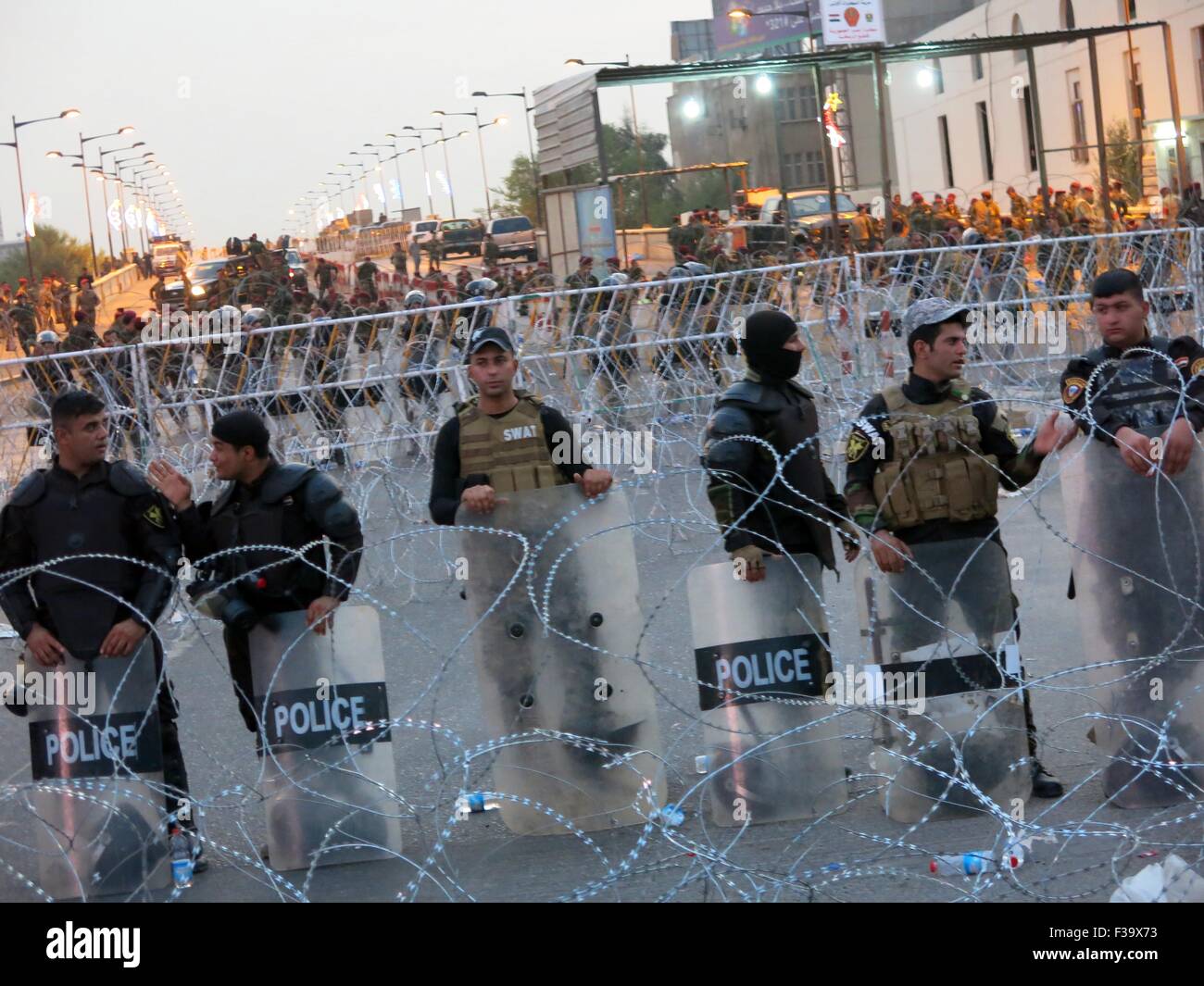 Bagdad, Iraq. 2Nd Oct, 2015. Les forces de sécurité irakiennes montent la garde sur une rue en colère alors que les Irakiens prennent part à une manifestation contre la corruption et une mauvaise qualité des services en ce qui concerne les coupures d'électricité et la pénurie d'eau à la place Tahrir, dans le centre de Bagdad, l'Iraq, le 2 octobre 2015. Credit : Khalil Dawood/Xinhua/Alamy Live News Banque D'Images