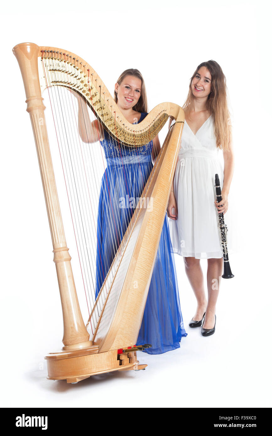 Deux jeunes musiciennes du Caucase en studio avec harpe et clarinette contre fond blanc Banque D'Images