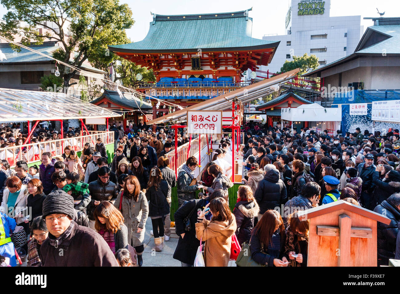 Ikuta culte, Kobe. Nouvelle Année. Le remplissage des foules de culte l'achat de papiers, omikuji, fortune de Miko, culte maidens spécialement construite au compteur. Banque D'Images