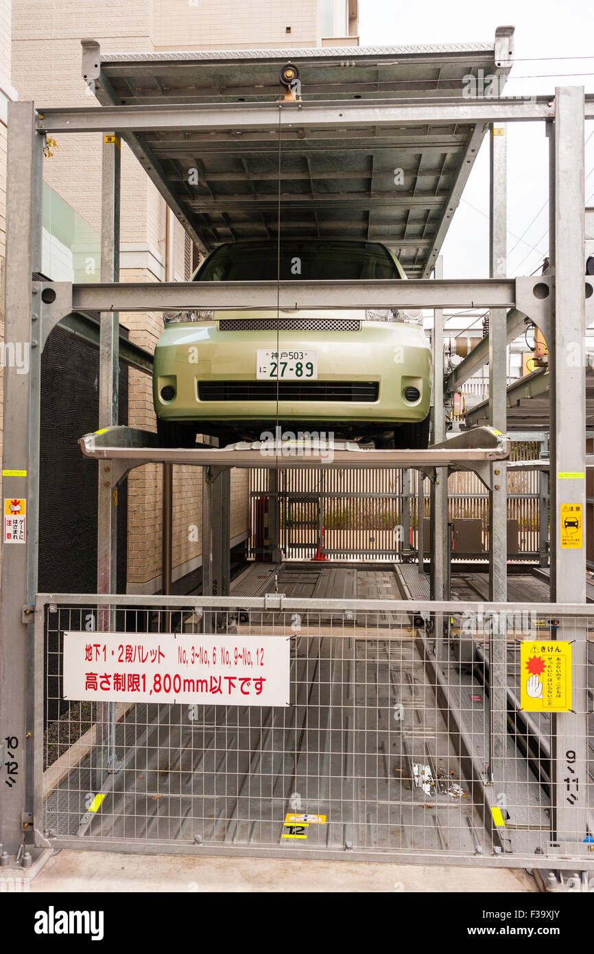 Le Japon gratuit. En raison de la quantité limitée de parking, location sont souvent garé comme ici, dans un parking à trois niveaux rack. Banque D'Images