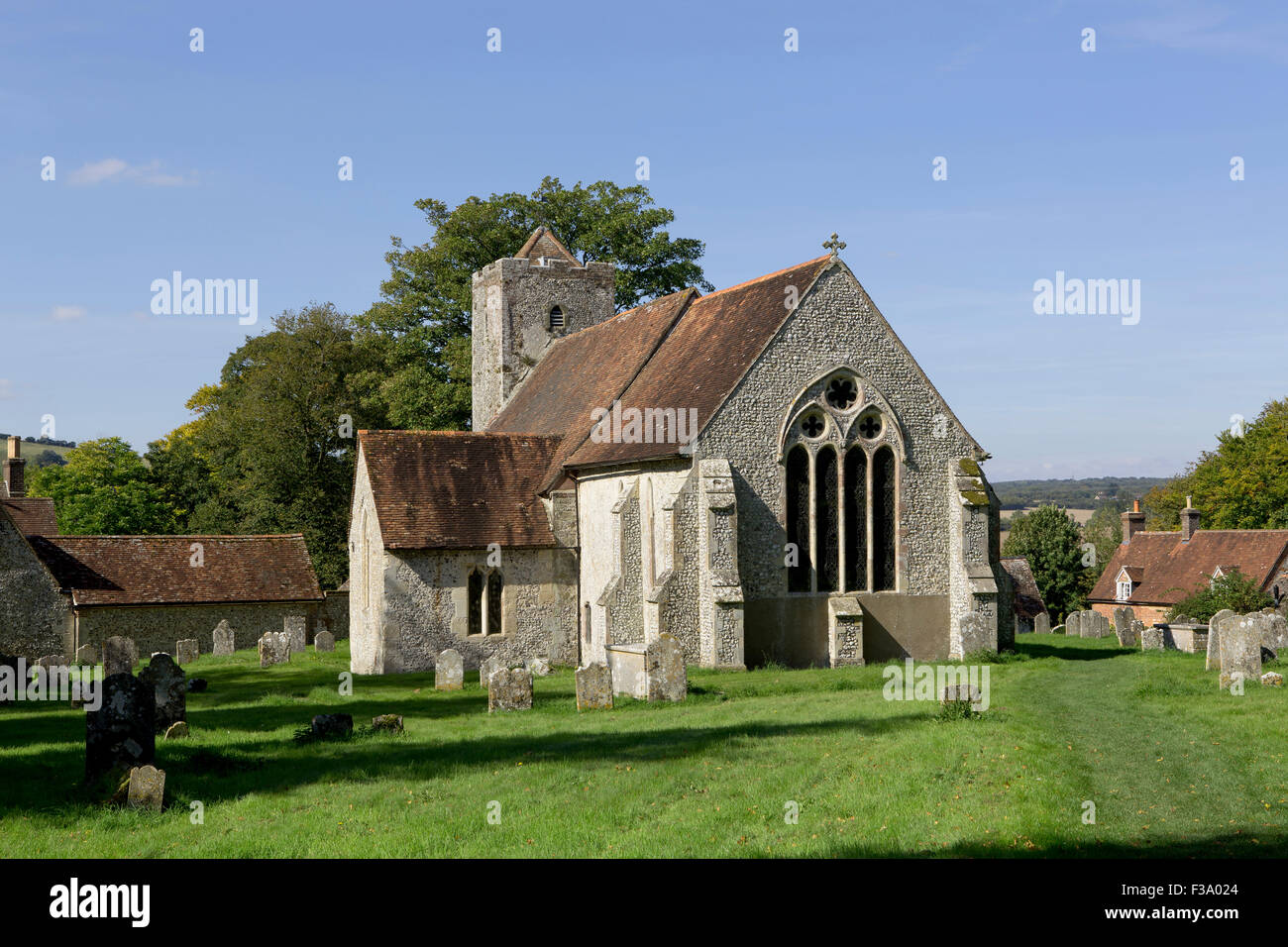 Vue arrière de l'église du village dans la région de Charlton West Sussex. Banque D'Images