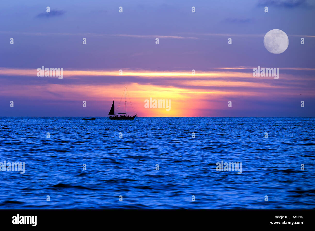 Voilier sunset silhouette est une silhouette d'un paysage marin surréaliste sur un voilier moom allumé voyage nocturne. Banque D'Images