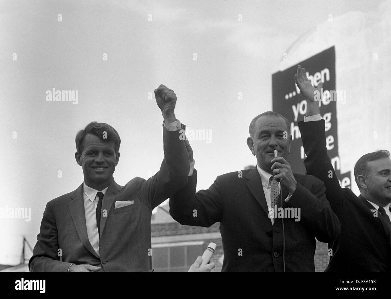 Restauré numériquement photo du président Lyndon Johnson faisant campagne avec Robert Kennedy en 1964. Banque D'Images