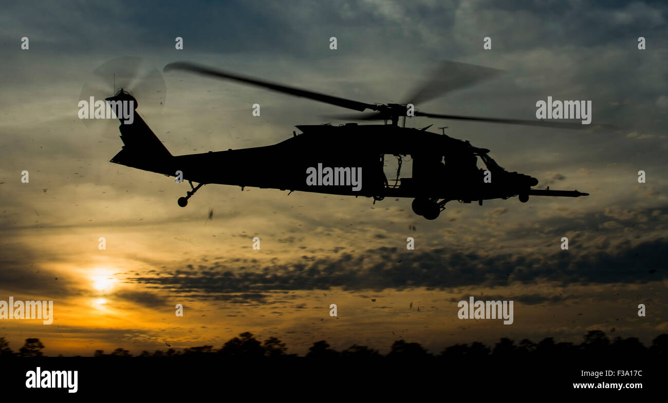 22 avril 2015 - L'ARMÉE AMÉRICAINE UN UH-60 Black Hawk quitte la zone de chute rapidement après l'insertion et l'extraction de la corde dans le cadre de la formation Banque D'Images