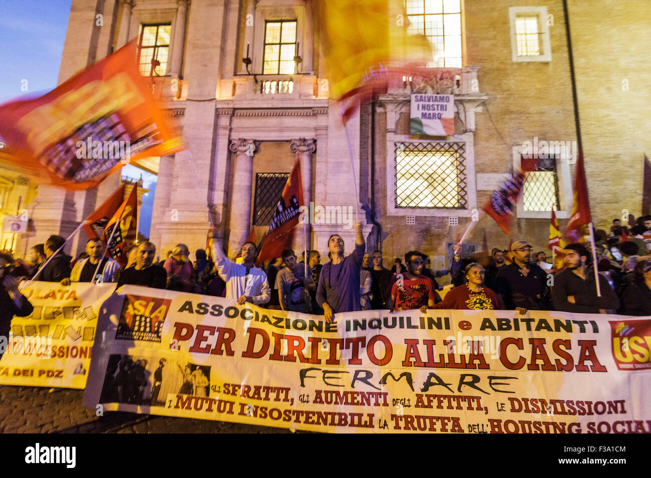 Rome, Italie. 09Th Oct, 2015. Les gens apportent des banderoles et de crier des slogans, lors d'une manifestation pour défendre la fonction "biens et services" contre les projets de privatisation et de l'exploitation suivie par le maire Ignazio Marino' à Rome. USB (Unione Sindacale di Base) syndicat affirme que, selon Marino avec le gouvernement Renzi suit les lignes de l'Union européenne qui imposent la vente des services publics pour le secteur Grandes entreprises'. © Giuseppe Ciccia/Pacific Press/Alamy Live News Banque D'Images