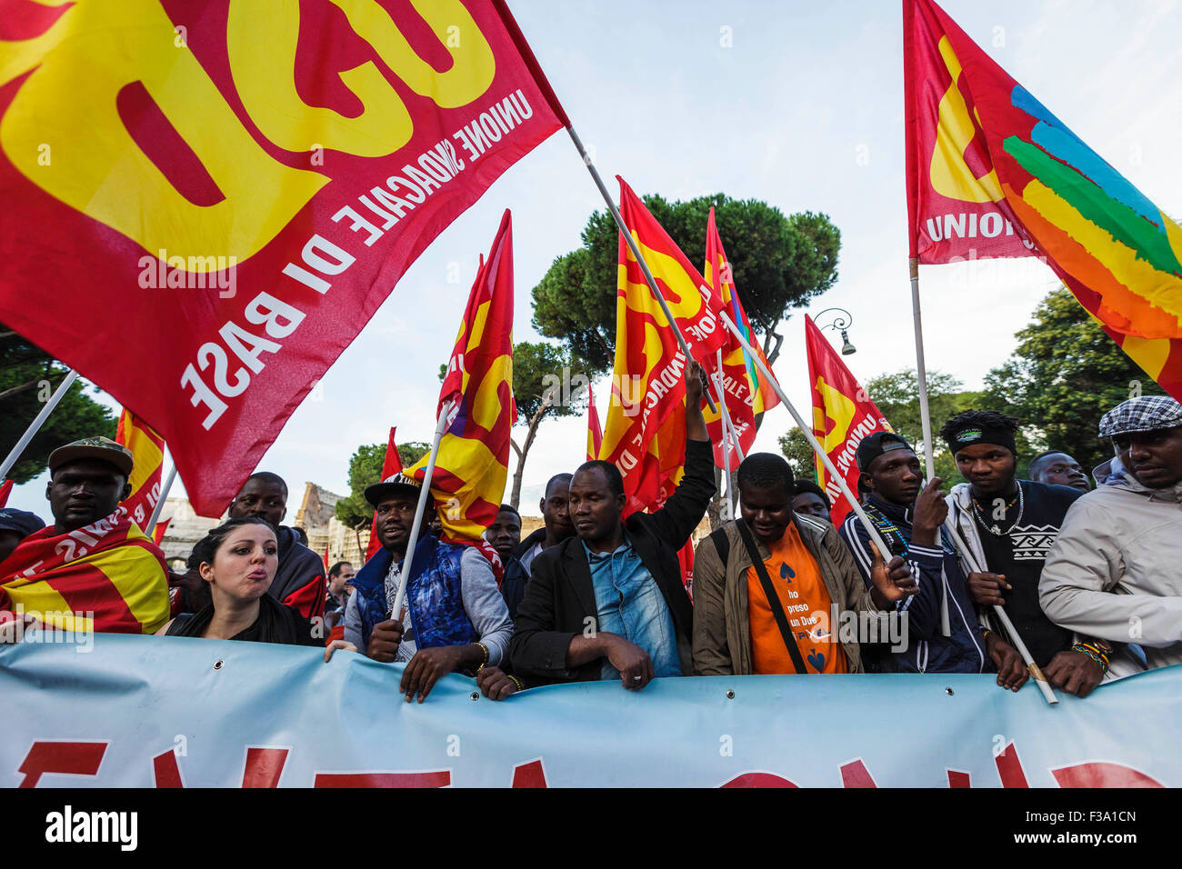 Rome, Italie. 09Th Oct, 2015. Les gens apportent des banderoles et de crier des slogans, lors d'une manifestation pour défendre la fonction "biens et services" contre les projets de privatisation et de l'exploitation suivie par le maire Ignazio Marino' à Rome. USB (Unione Sindacale di Base) syndicat affirme que, selon Marino avec le gouvernement Renzi suit les lignes de l'Union européenne qui imposent la vente des services publics pour le secteur Grandes entreprises'. © Giuseppe Ciccia/Pacific Press/Alamy Live News Banque D'Images