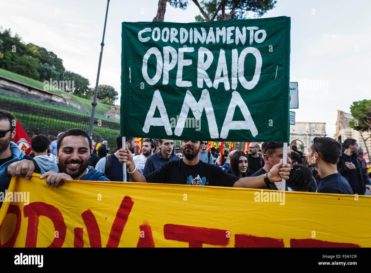 Rome, Italie. 09Th Oct, 2015. Les gens apportent des banderoles et de crier des slogans, lors d'une manifestation pour défendre la fonction "biens et services" contre les projets de privatisation et de l'exploitation suivie par le maire Ignazio Marino' à Rome. USB (Unione Sindacale di Base) syndicat affirme que, selon Marino avec le gouvernement Renzi suit les lignes de l'Union européenne qui imposent la vente des services publics pour le secteur Grandes entreprises'. © Giuseppe Ciccia/Pacific Press/Alamy Live News Banque D'Images