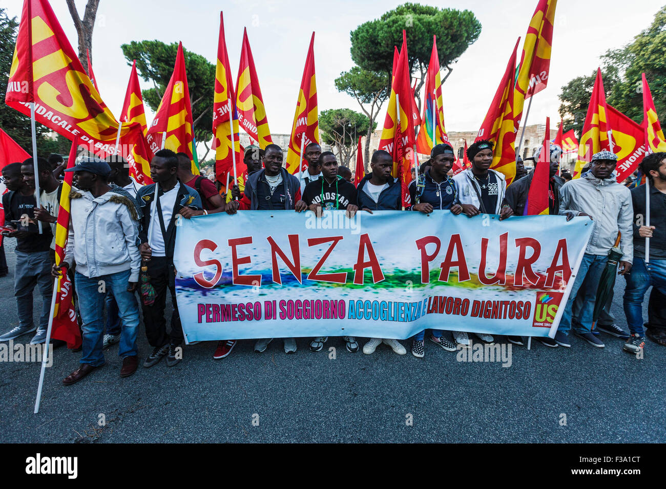 Rome, Italie. 09Th Oct, 2015. Les gens apportent des banderoles et de crier des slogans, lors d'une manifestation pour défendre la fonction "biens et services" contre les projets de privatisation et de l'exploitation suivie par le maire Ignazio Marino' à Rome. USB (Unione Sindacale di Base) syndicat affirme que, selon Marino avec le gouvernement Renzi suit les lignes de l'Union européenne qui imposent la vente des services publics pour le secteur Grandes entreprises'. © Giuseppe Ciccia/Pacific Press/Alamy Live News Banque D'Images