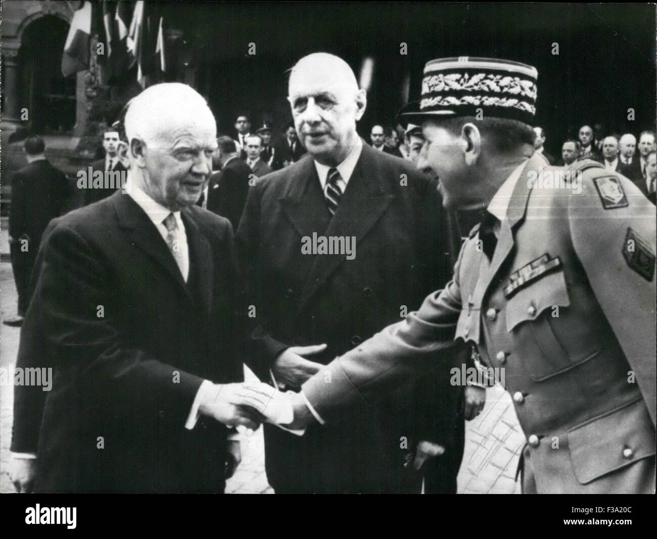 Rencontre européenne à Metz. Dec 26, 1958. Le canal de la Moselle a été érigé le long de 185 kilomètres de la rivière par les pays de France, l'Allemagne et le Luxembourg. Aujourd'hui, les trois chefs d'État ont assisté à l'ouverture de cette importante voie navigable. Le général De Gaulle accueilli Président Luebke et Grande-duchesse Charlotte à leur arrivée je Metz où ils sont allés à un déjeuner à la Préfecture OPS/Helnrich Président Luebke, serre la main du chef militaire de Metz, Generl Massu, sous les yeux du président De Gaulle. © Keystone Photos USA/ZUMAPRESS.com/Alamy Live News Banque D'Images