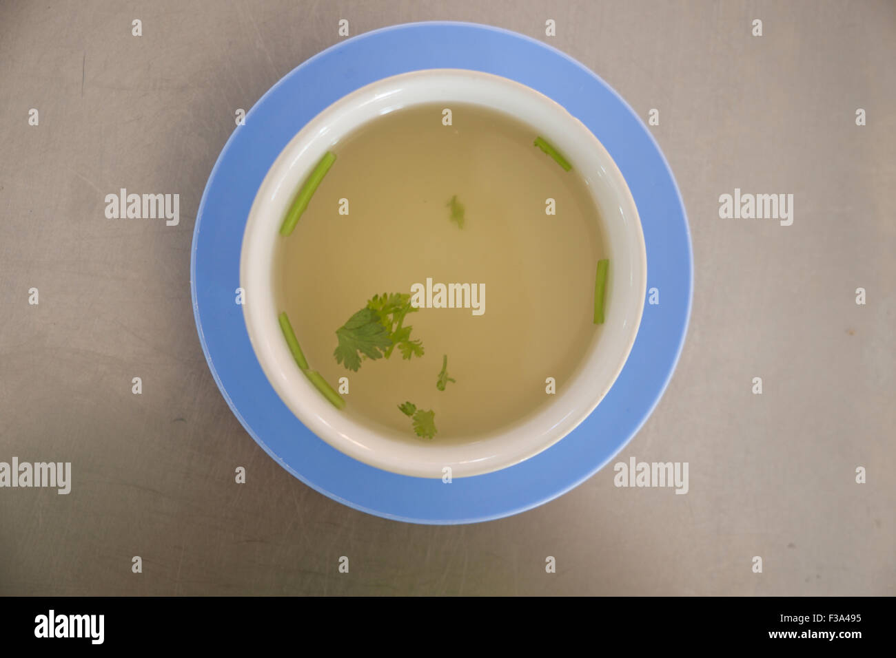 Bouillon de poulet pour servir avec le riz de poulet hainanese Banque D'Images