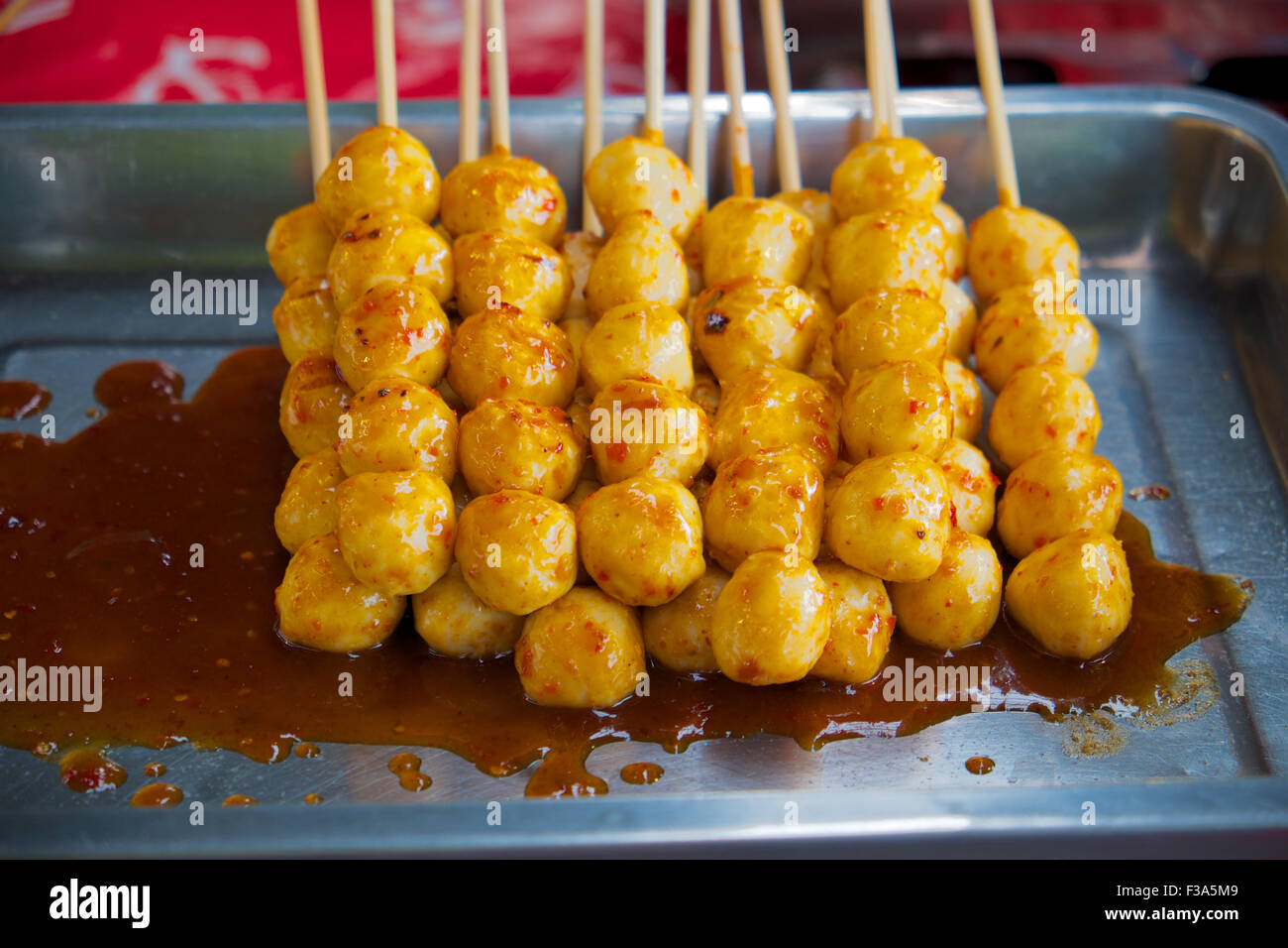 Viande de style thaïlandais dans la douce sauce épicée Banque D'Images
