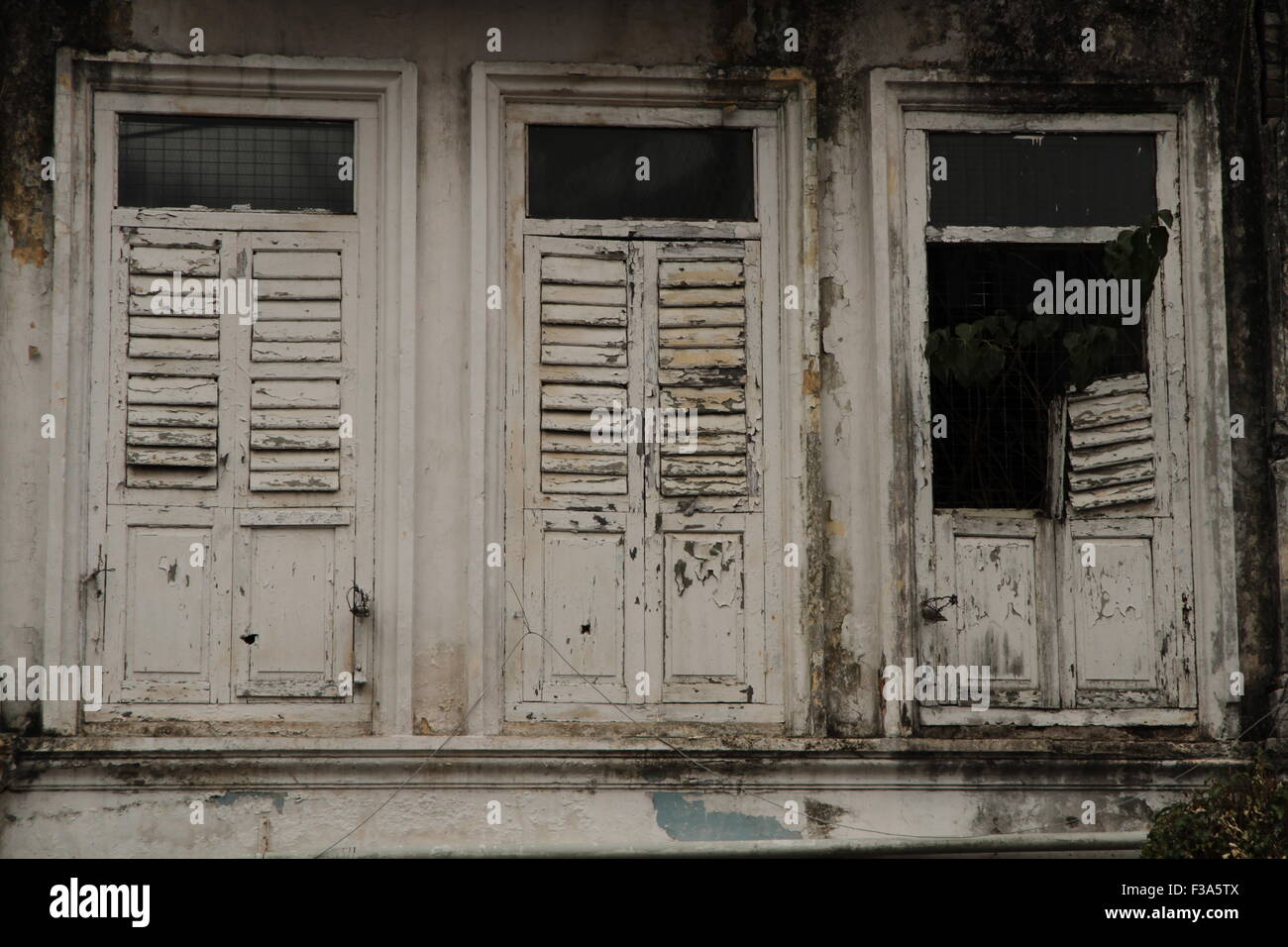 Volets et portes cassées ou endommagées Banque D'Images