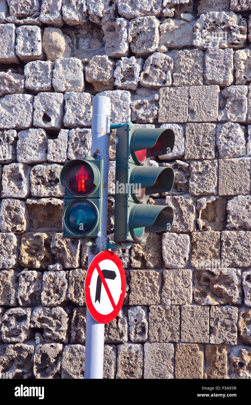 Feux de circulation contre vieux mur de pierre à Rhodes, Grèce Banque D'Images